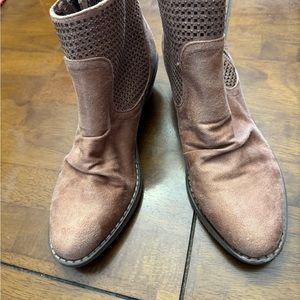 Womens NWOT short boots with zipper.  Size 8. Report brand